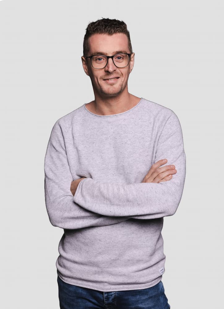 Rick Manders, met de armen over elkaar